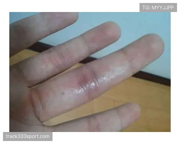 手部接触如何判定?解读篮球规则中的常见争议点 手部接触如何判定?解读篮球规则中的常见争议点